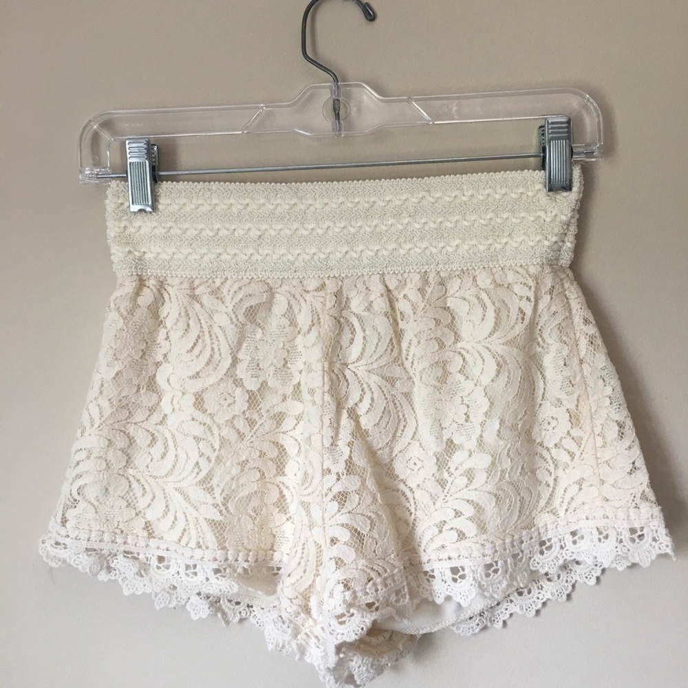 WHITE LACE SHORTS SIZE SMALL